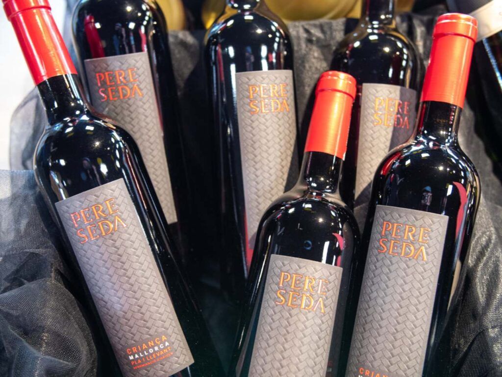 Un montón de botellas de vino puro de seda.