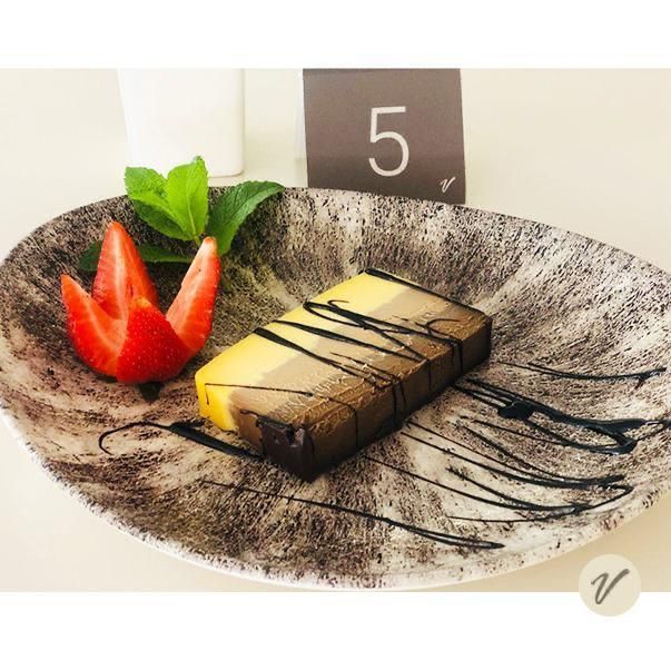 Un plato de comida con el número 5 en él.