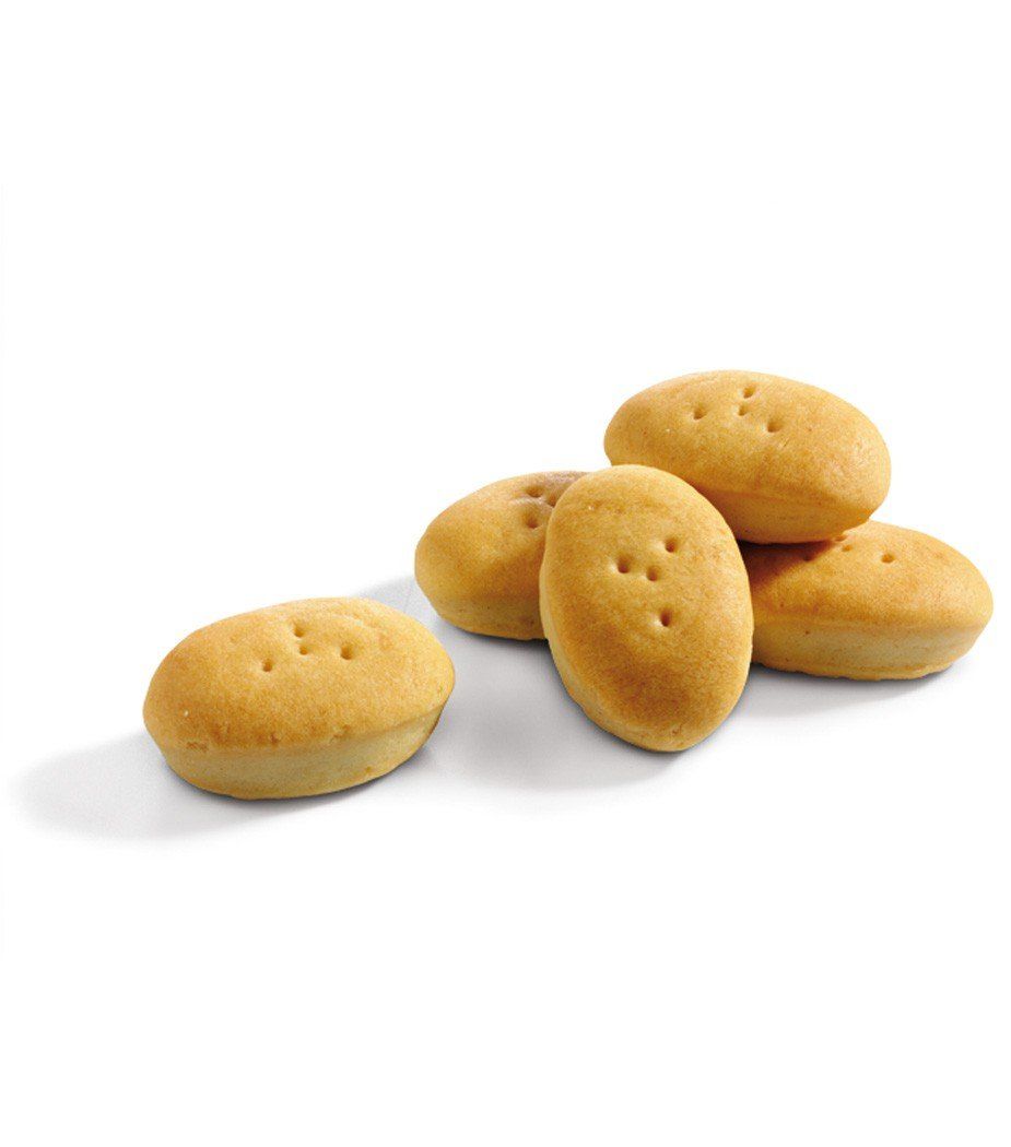 Un montón de pan con agujeros sobre un fondo blanco.