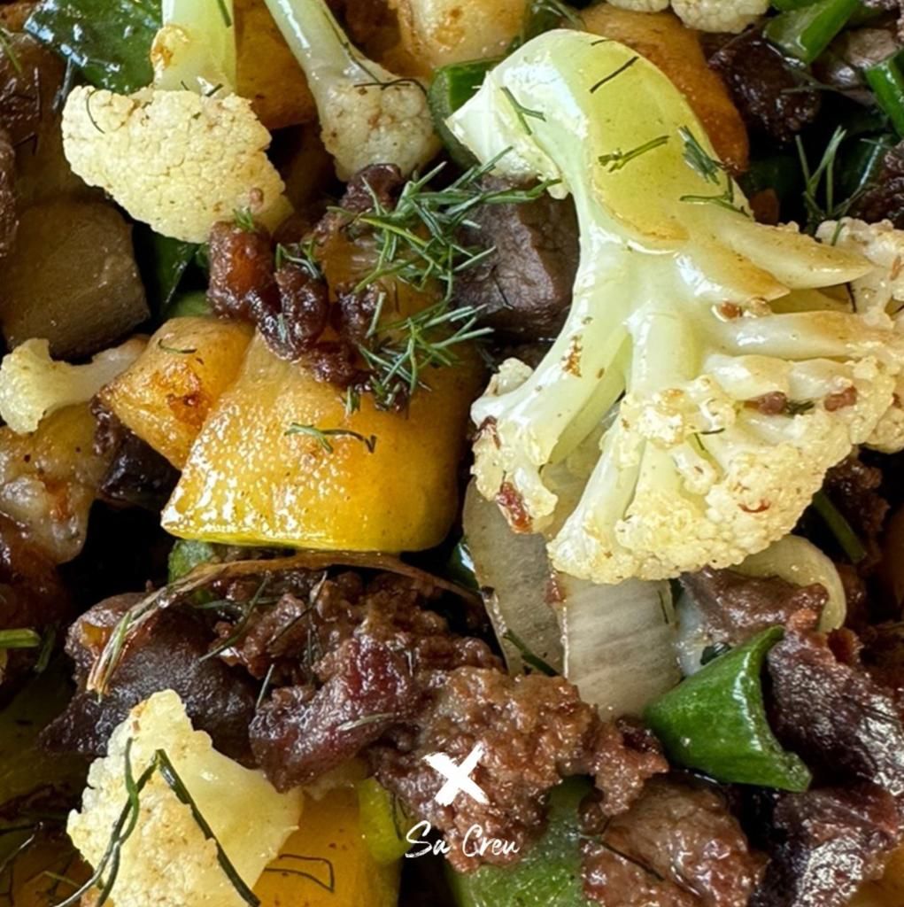 Un primer plano de un plato de comida con un hacha sobre él.
