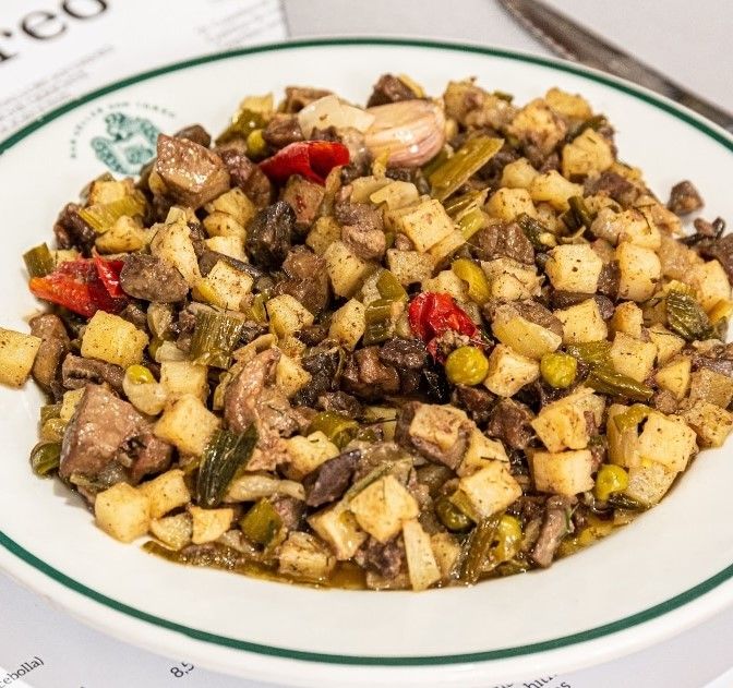 Un primer plano de un plato de comida sobre una mesa.