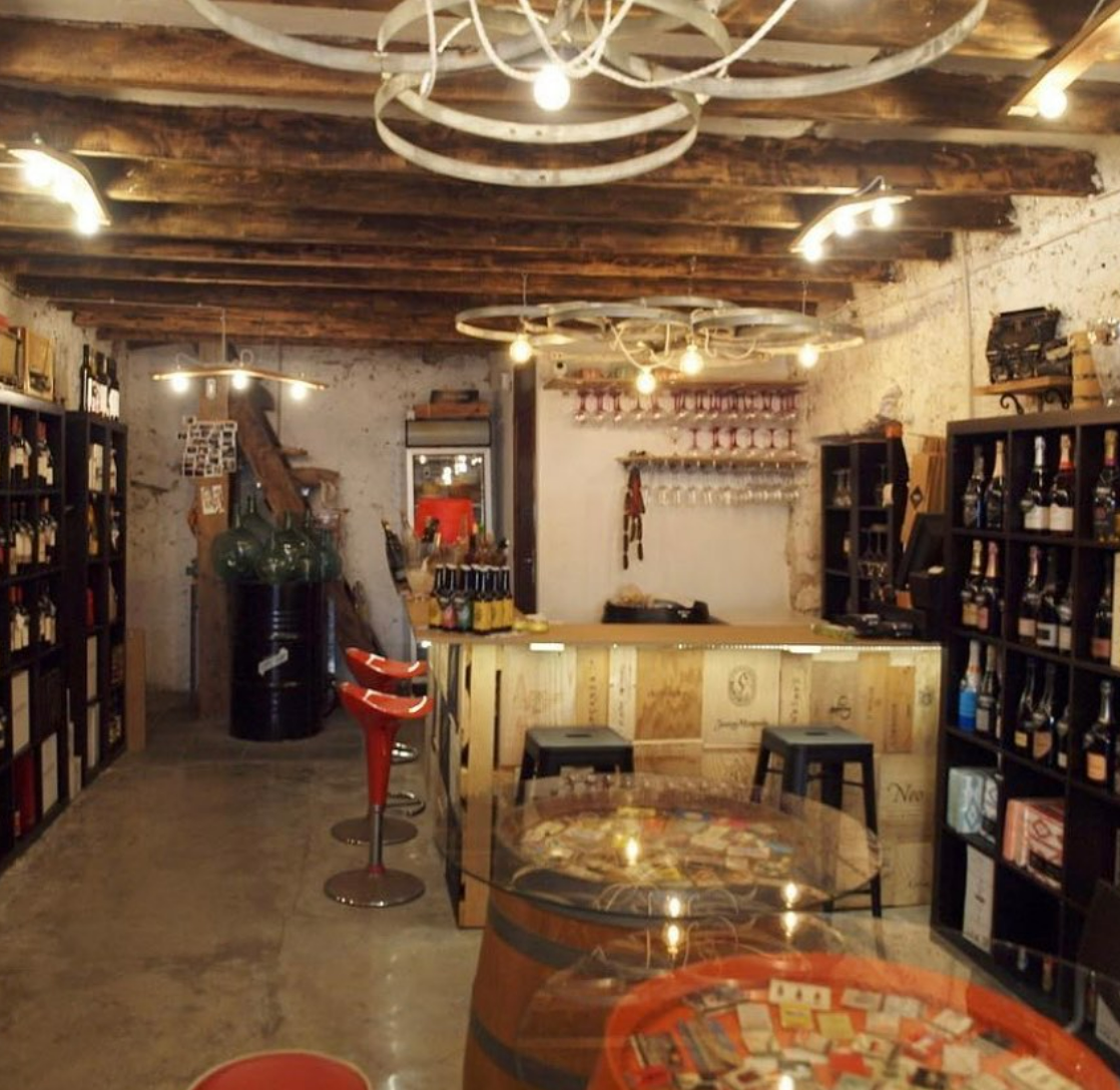 Una bodega con un barril y una mesa.