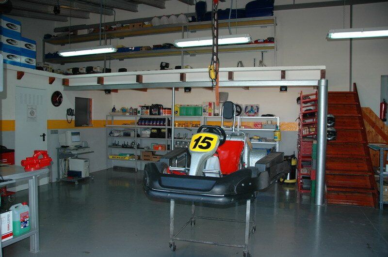 Un kart con el número 15