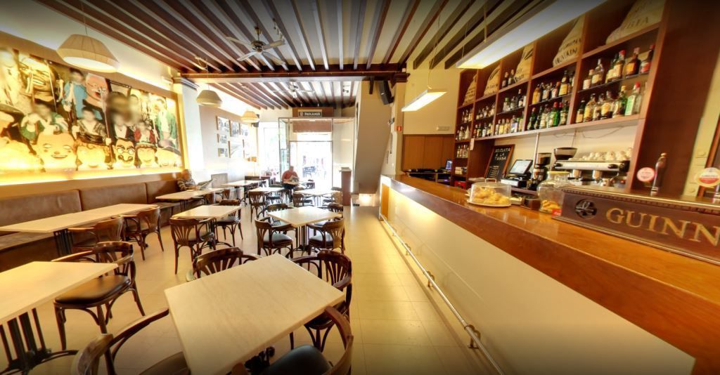 Un restaurante con mesas y sillas y un bar.