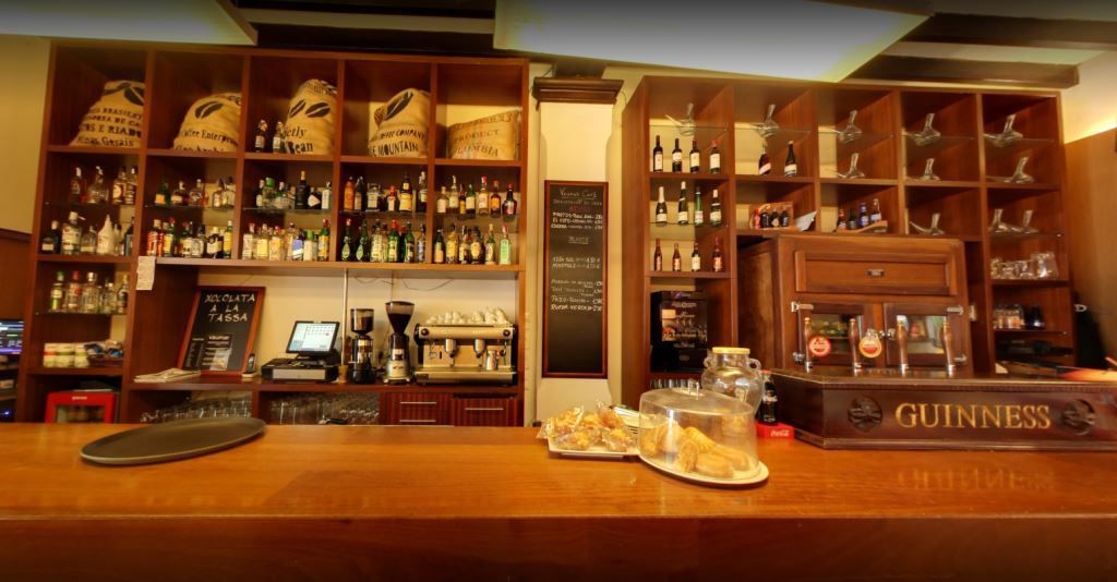 Un bar con un cartel de Guinness en el mostrador.