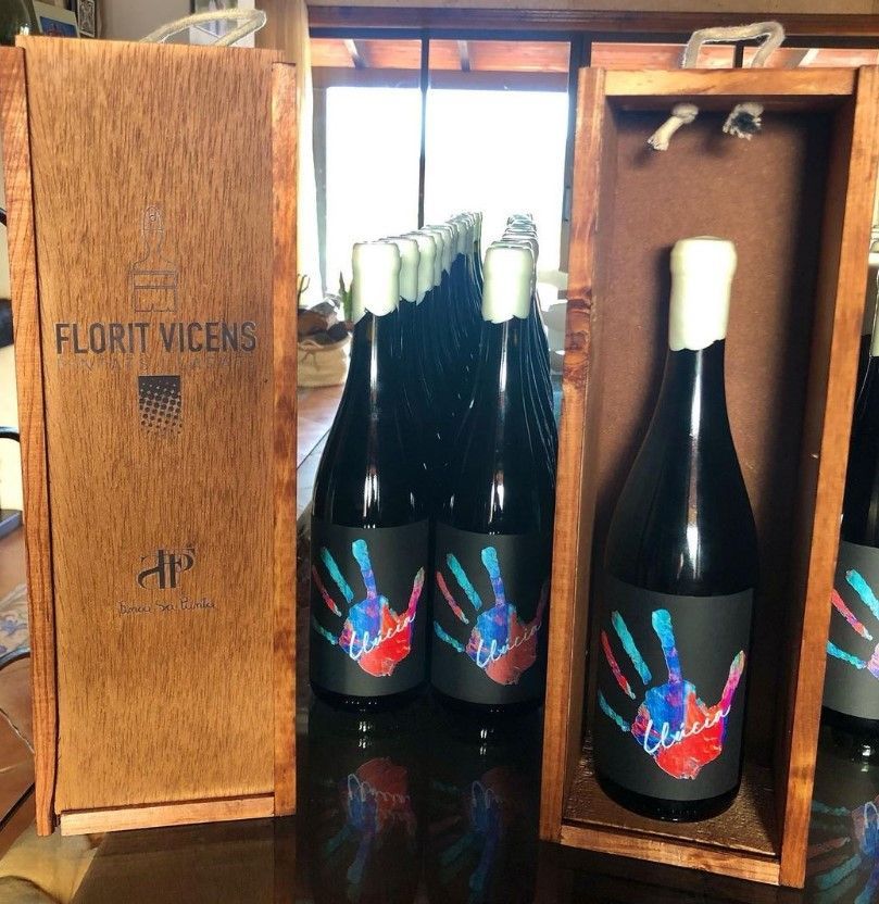 Botellas de vino Florit Vicens en cajas de madera.