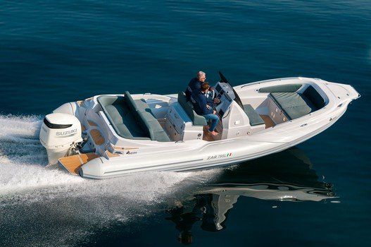 Un barco blanco flota sobre un cuerpo de agua.