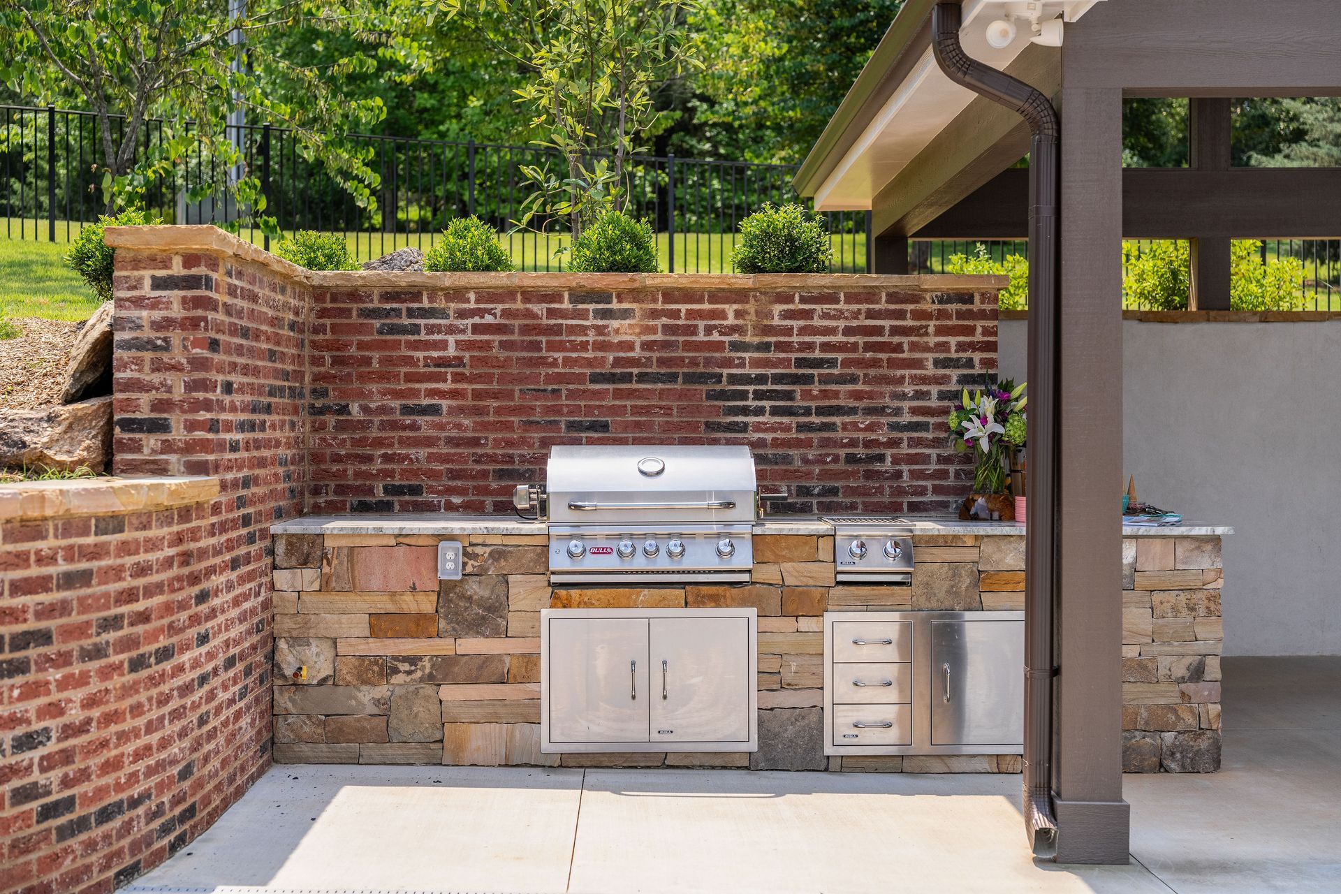 Outdoor kitchen with BullBBQ Grill