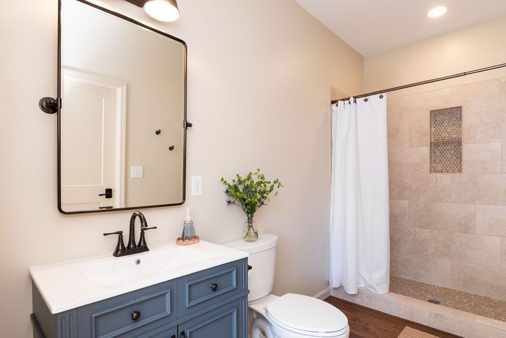 Poolhouse bathroom