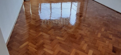 Piso de madera plastificado con brillo y reflejo natural