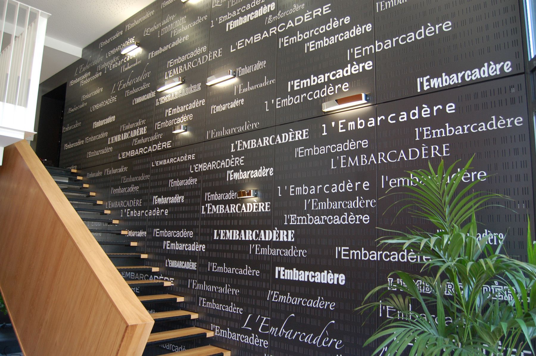 Eine Wand mit viel Schrift darauf, darunter das Wort „embarcadere“