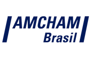 Logo azul escuro, composto pela palavra AMCHAM em maiúsculas, ladeada por duas linhas verticais e a palavra Brasil.