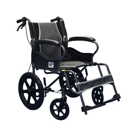 Silla de ruedas negra y plateada con ruedas traseras grandes y reposapiernas elevados sobre un fondo blanco.