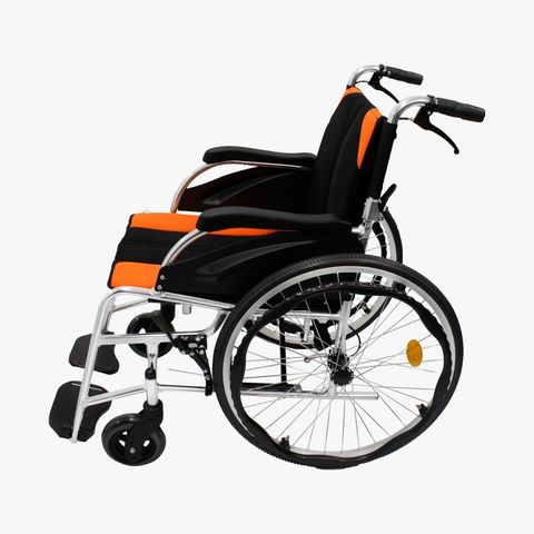 Silla de ruedas negra y naranja sobre fondo blanco