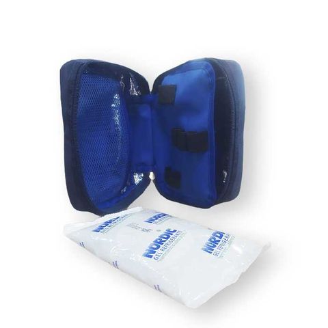 Bolsa isotérmica azul para el almuerzo abierta con una bolsa de hielo blanca en su interior, sobre un fondo blanco.
