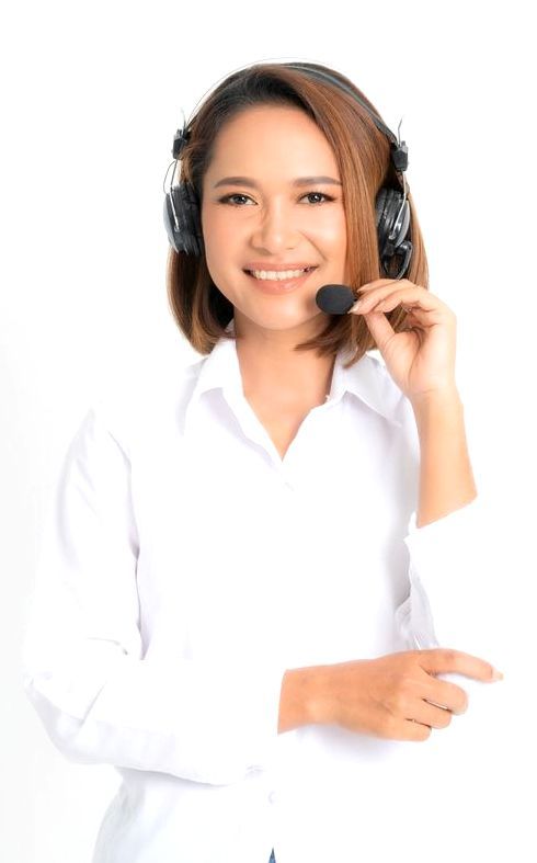 Agente de atención al cliente sonriente, con auriculares y camisa blanca, sosteniendo un micrófono.