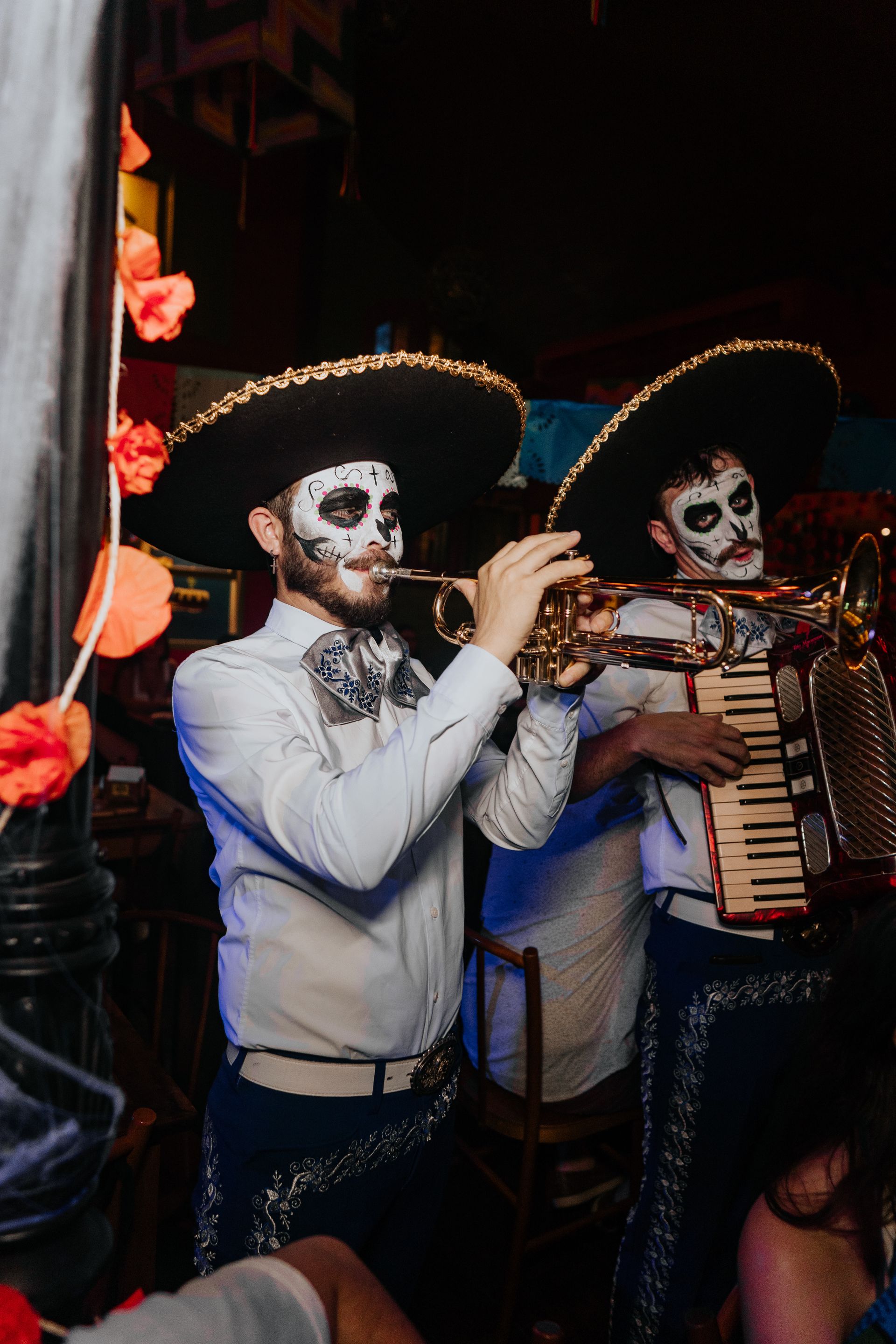 Mariachis caracterizados tocando no salão