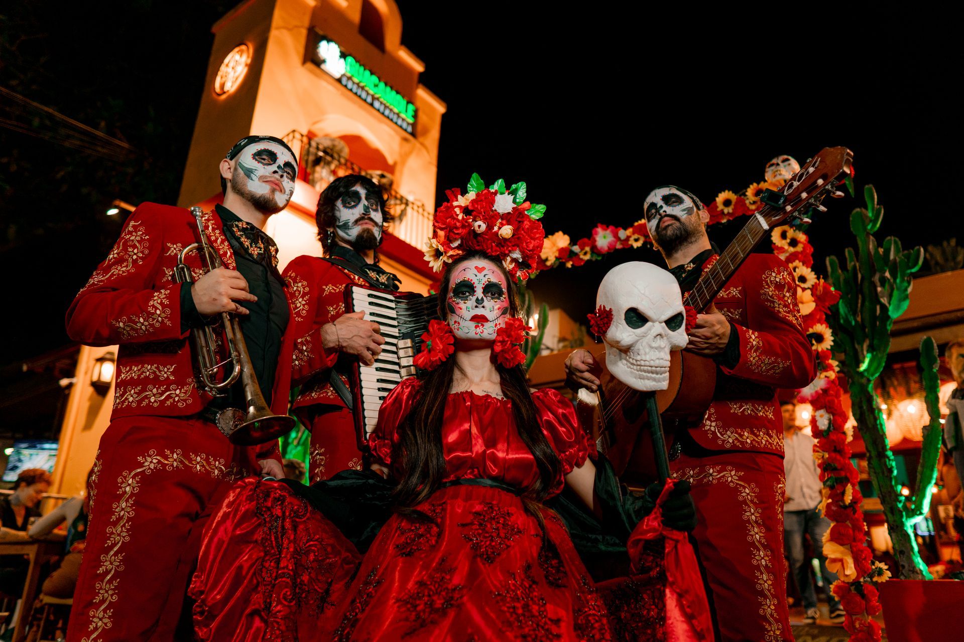 Mariachis e catrina fantasiados no Guacamole