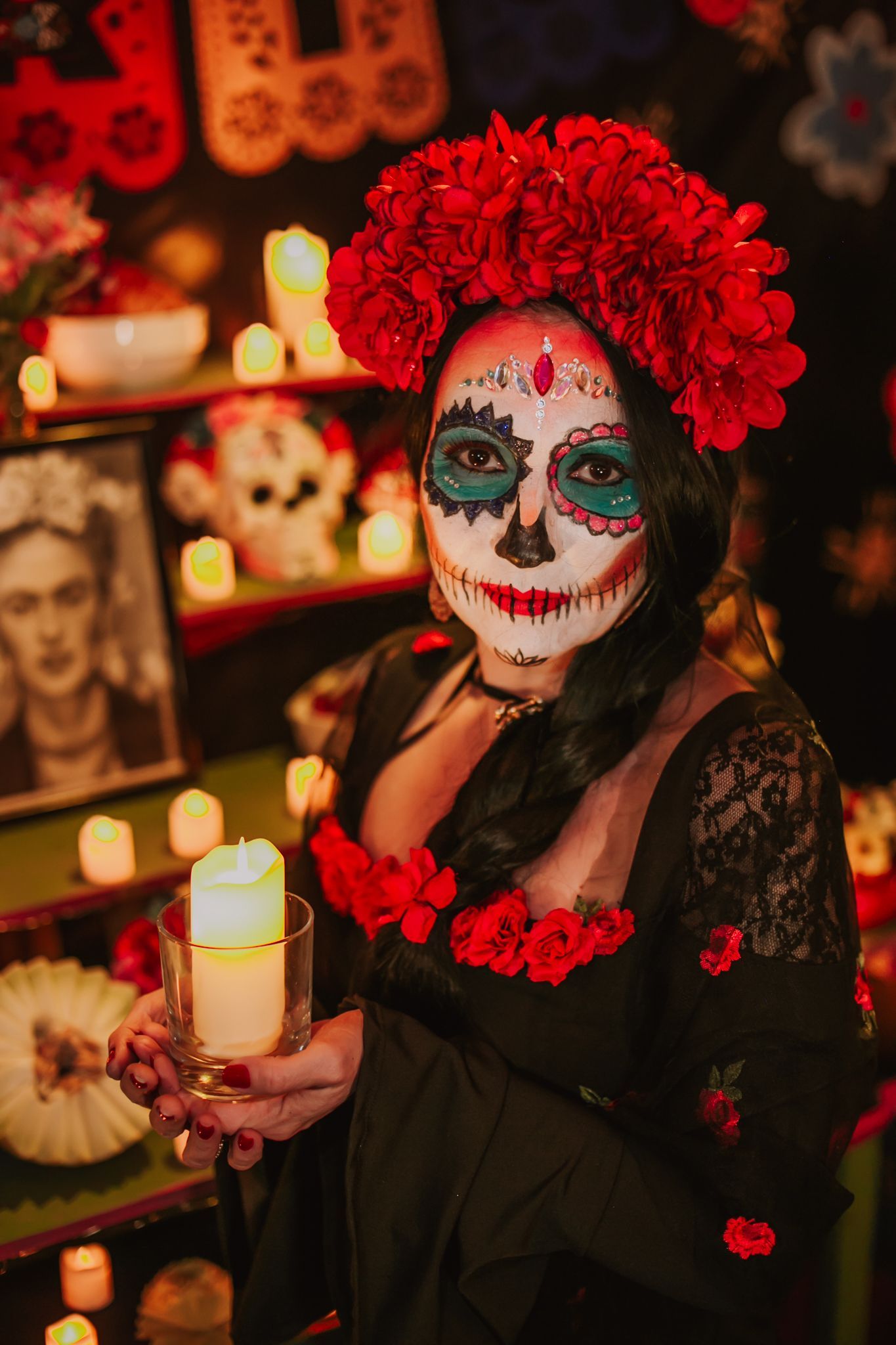 Cliente com maquiagem de catrina e coroa de flores vermelhas