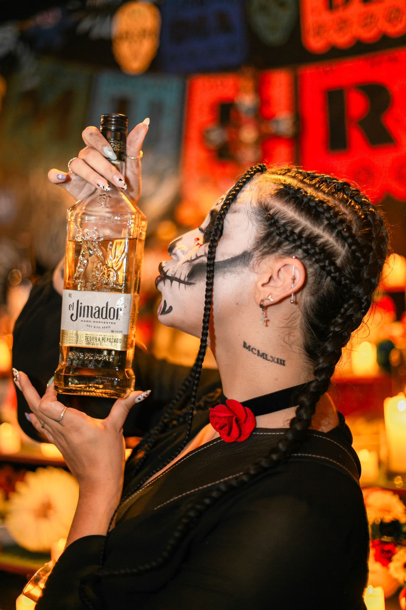 Cliente caracterizada com garrafa de tequila