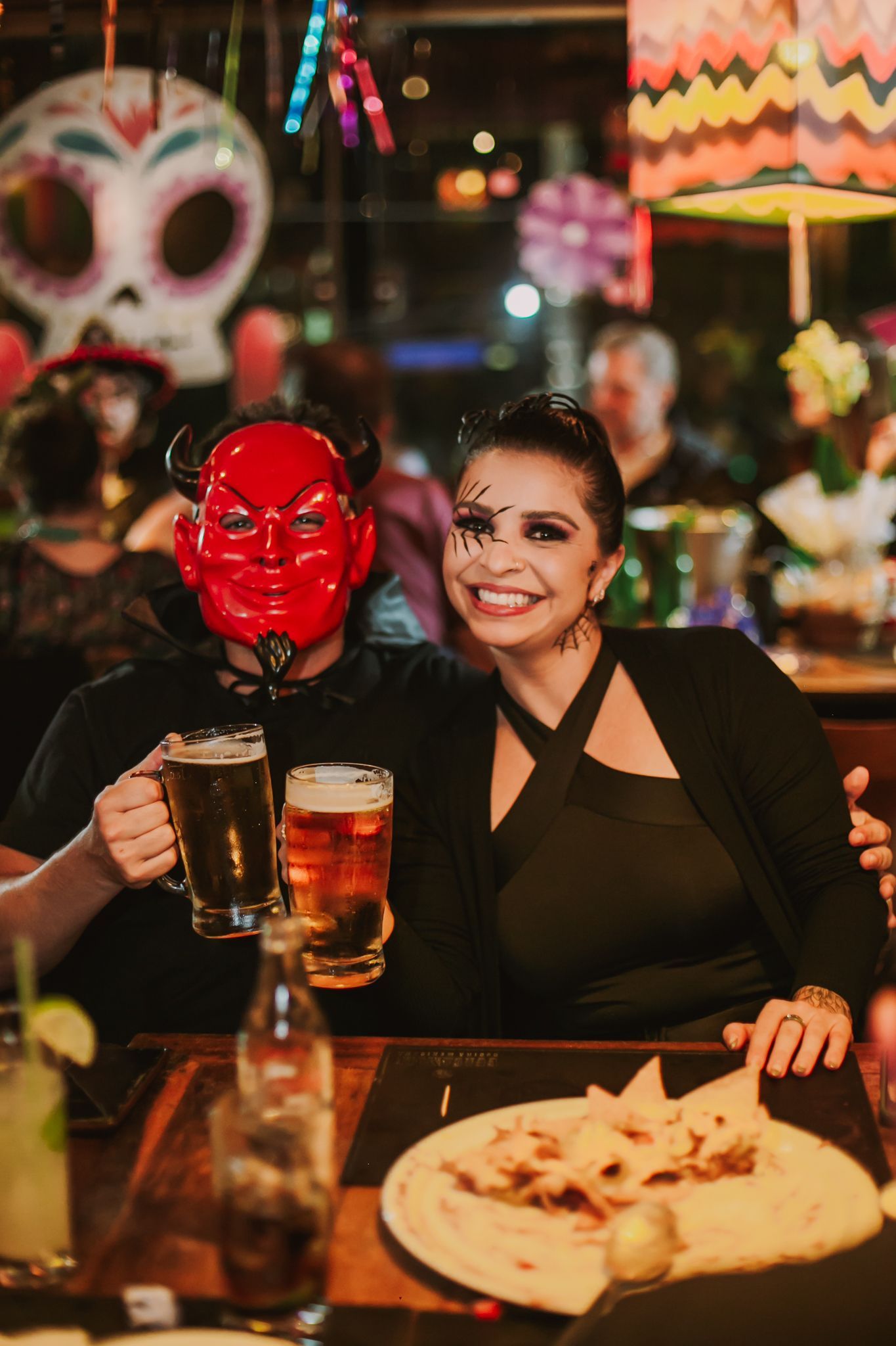 Casal fantasiado brindando com chopp