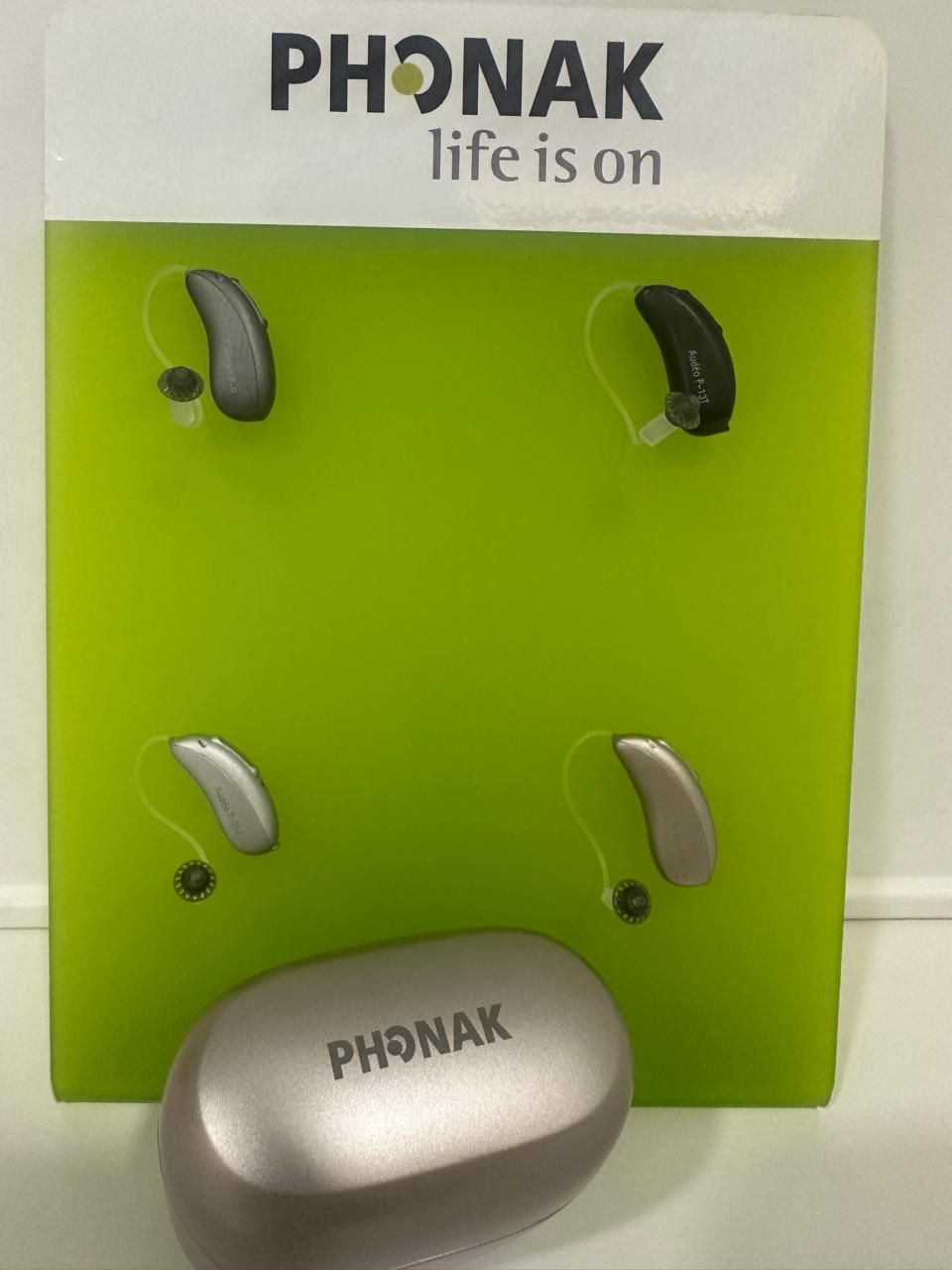 Exhibidor de audífonos Phonak Audéo en varios colores en el consultorio de la Dra. Gabriela Castillo en Tijuana