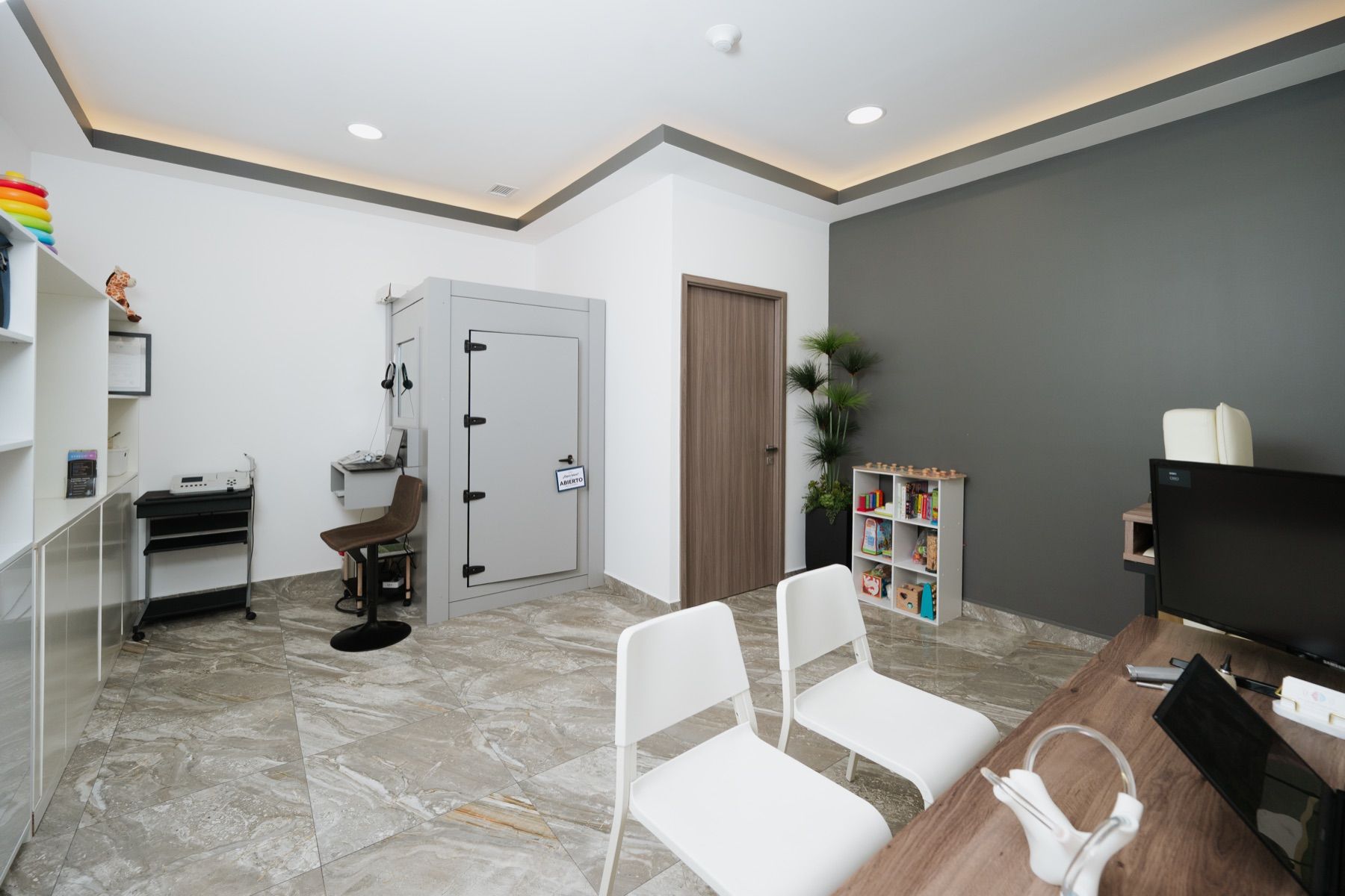 Cabina audiométrica (cámara sonoamortiguada) del consultorio en Tijuana