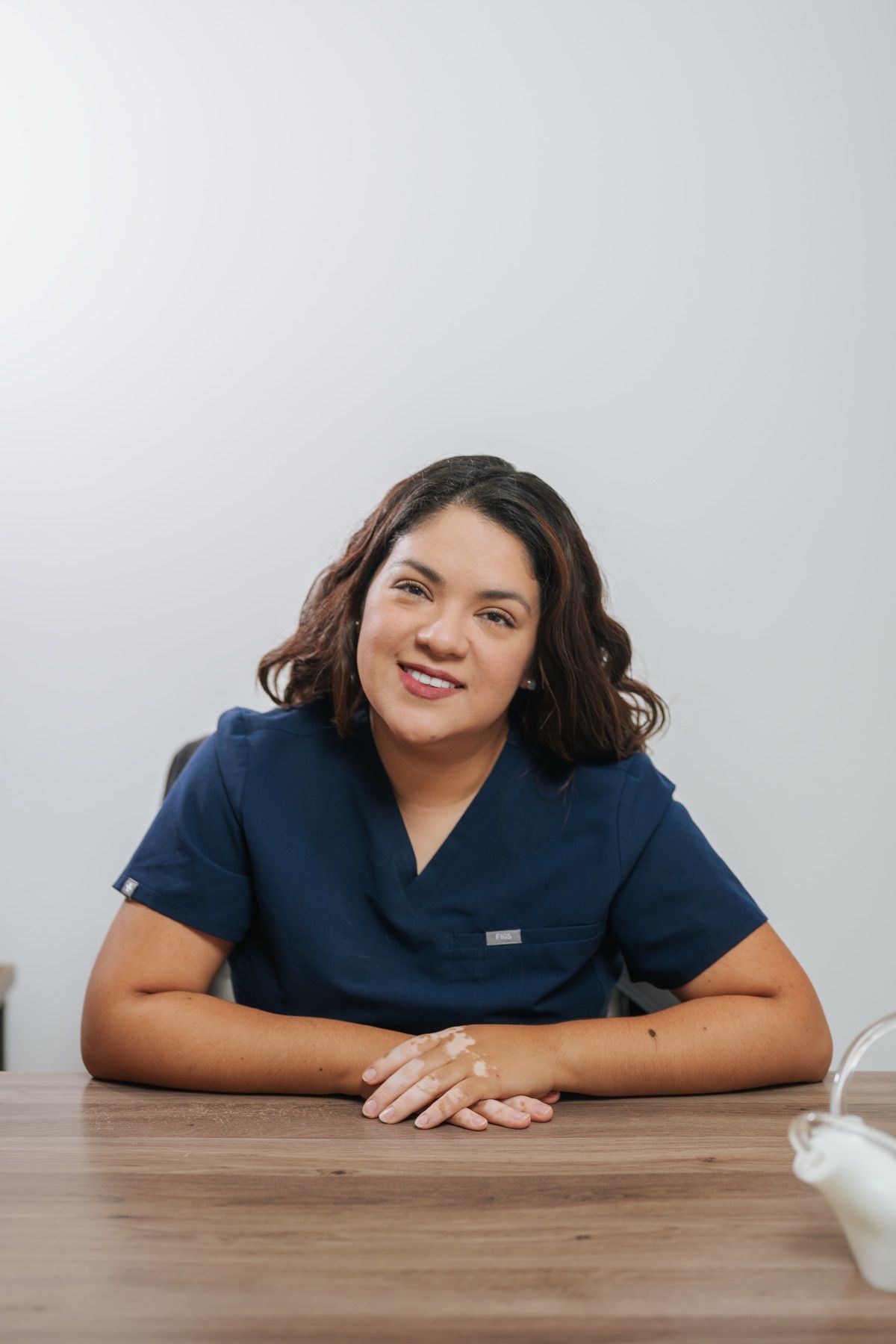 Dra. Gabriela Castillo en consulta de adaptación médica de auxiliares auditivos en su consultorio en Tijuana
