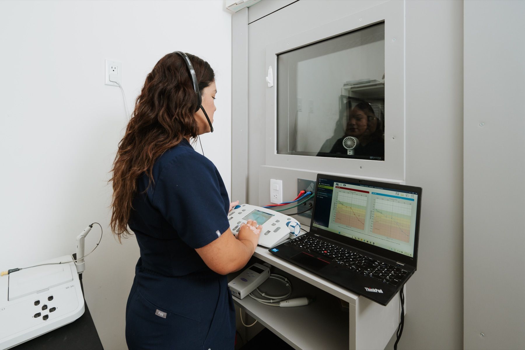 Dra. Gabriela Castillo realizando una audiometría en cabina