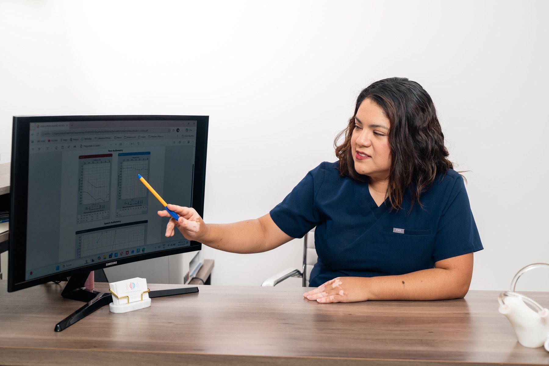 Dra. Gabriela Castillo explicando los resultados de un estudio diagnóstico en su consultorio en Tijuana