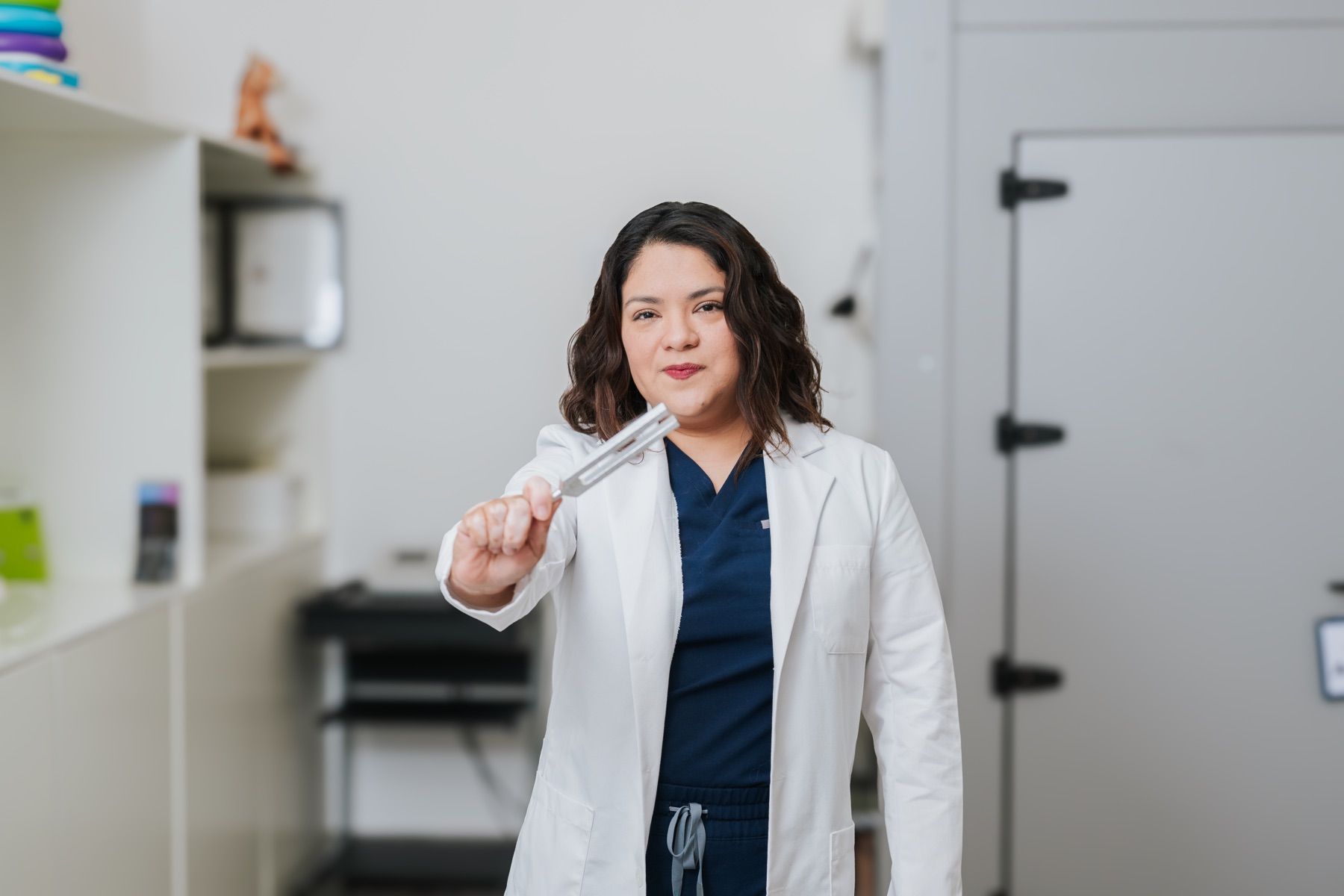 Dra. Gabriela Castillo en consulta de foniatría