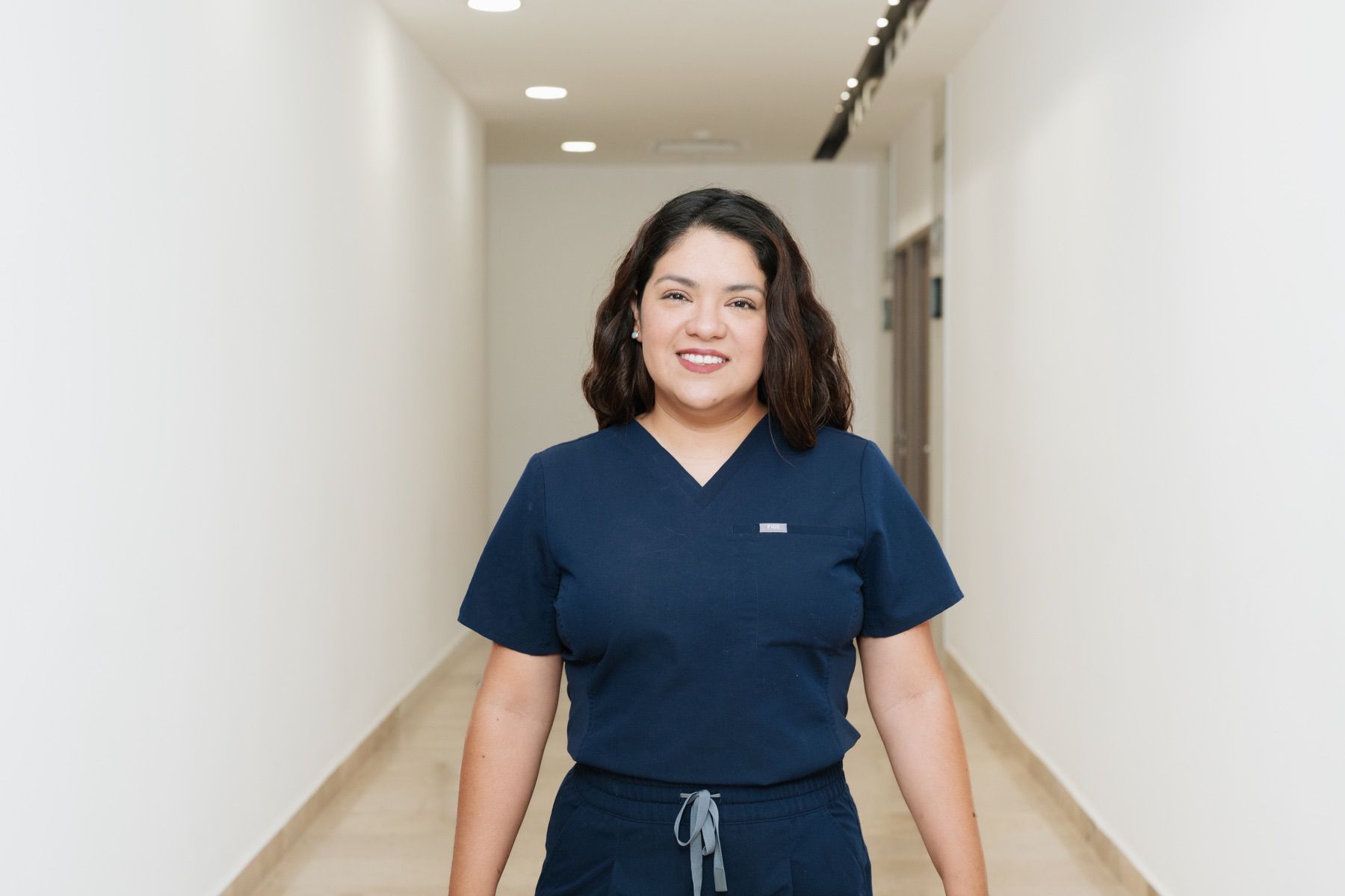 Dra. Gabriela Castillo, especialista en Otoneurología, Audiología y Foniatría, en su consultorio en Tijuana