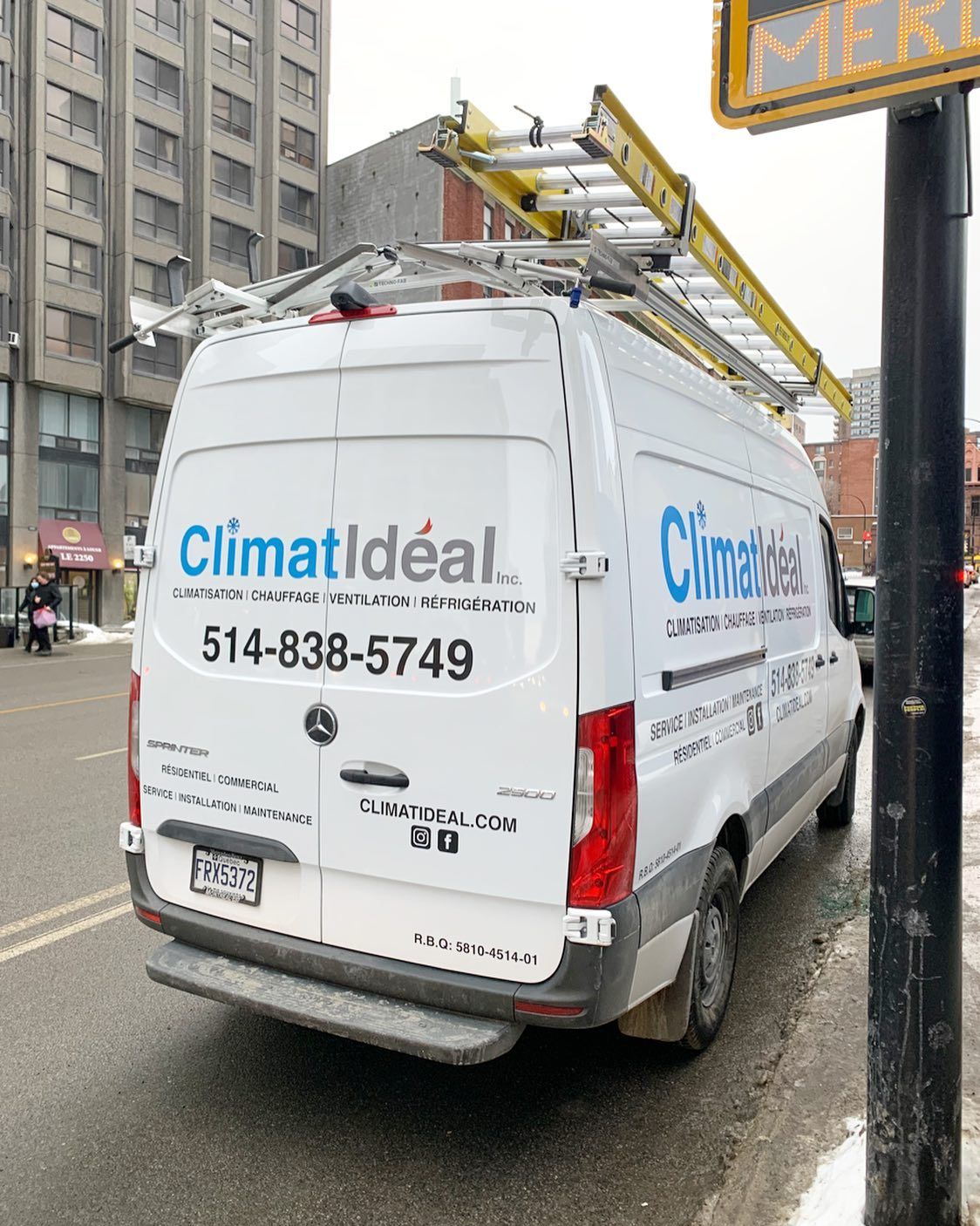 Camion de service ClimatIdéal stationné en milieu urbain avec échelle sur le toit