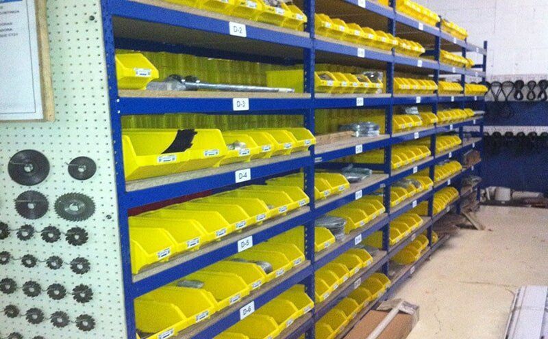 Sistema de estantería industrial ECO4000 con contenedores para picking eficiente