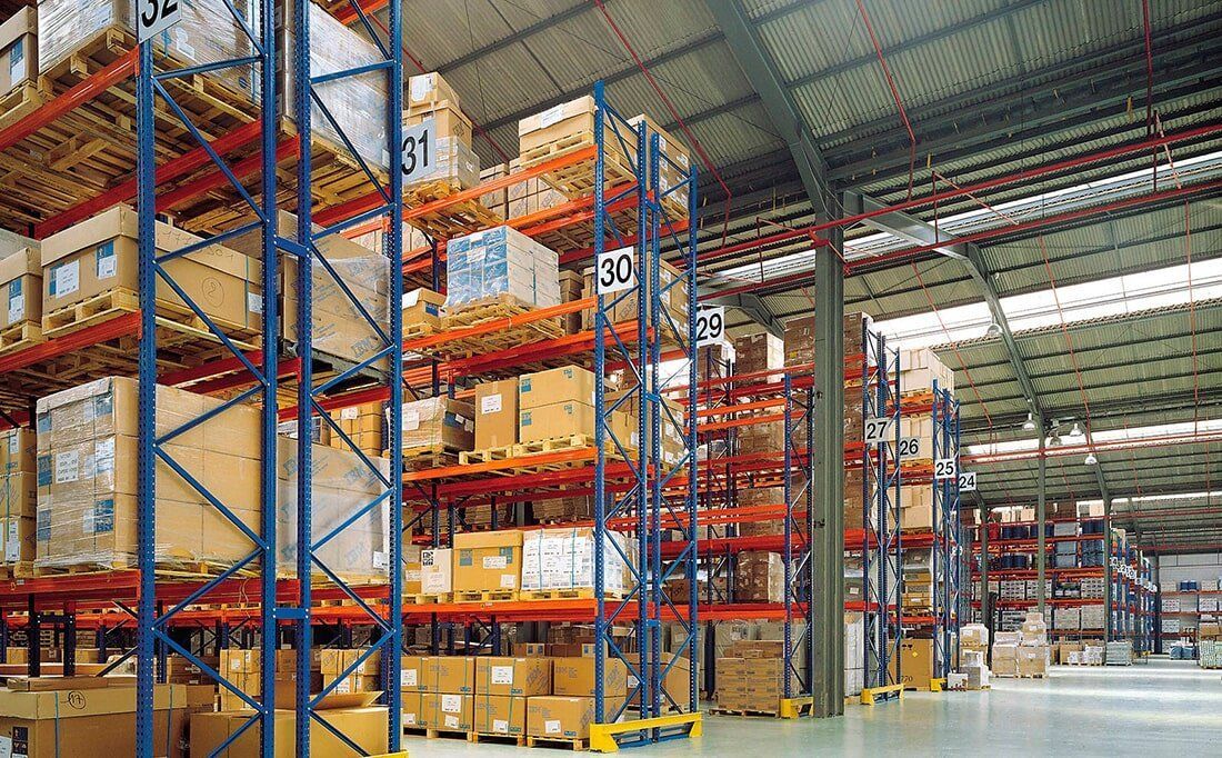 Racks selectivos para paletizado de alta resistencia en bodegas industriales.