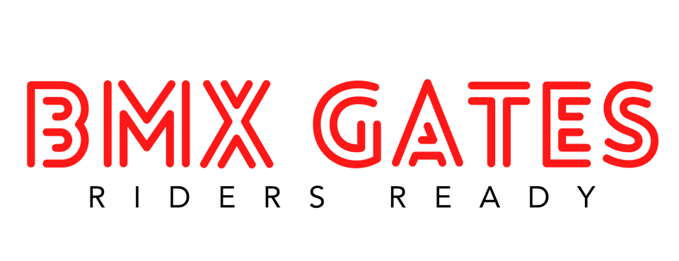 Rood logo: "BMX GATES", met daaronder "RIDERS READY", alles in een gestileerd lettertype.