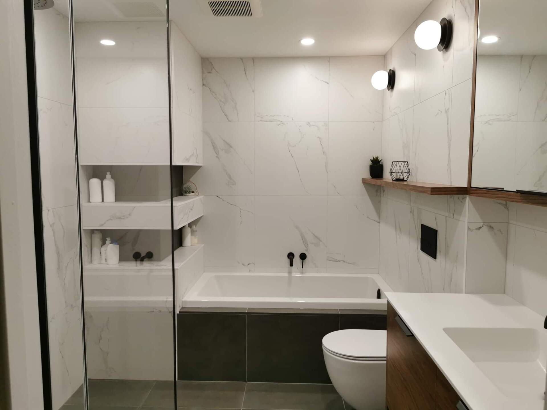 Une salle de bain avec baignoire, WC, lavabo et douche à l'italienne.