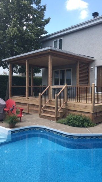 Une maison avec piscine et terrasse en bois