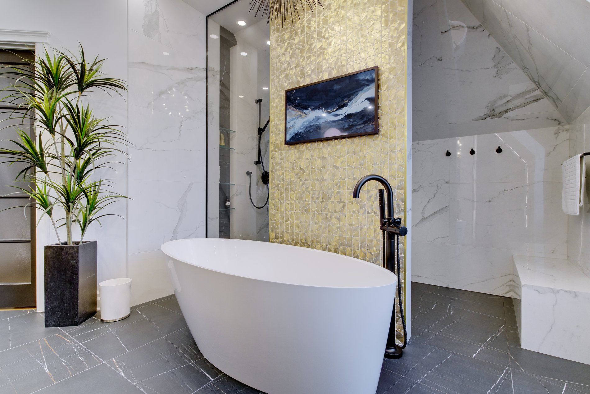 Il y a une baignoire au milieu de la salle de bain.