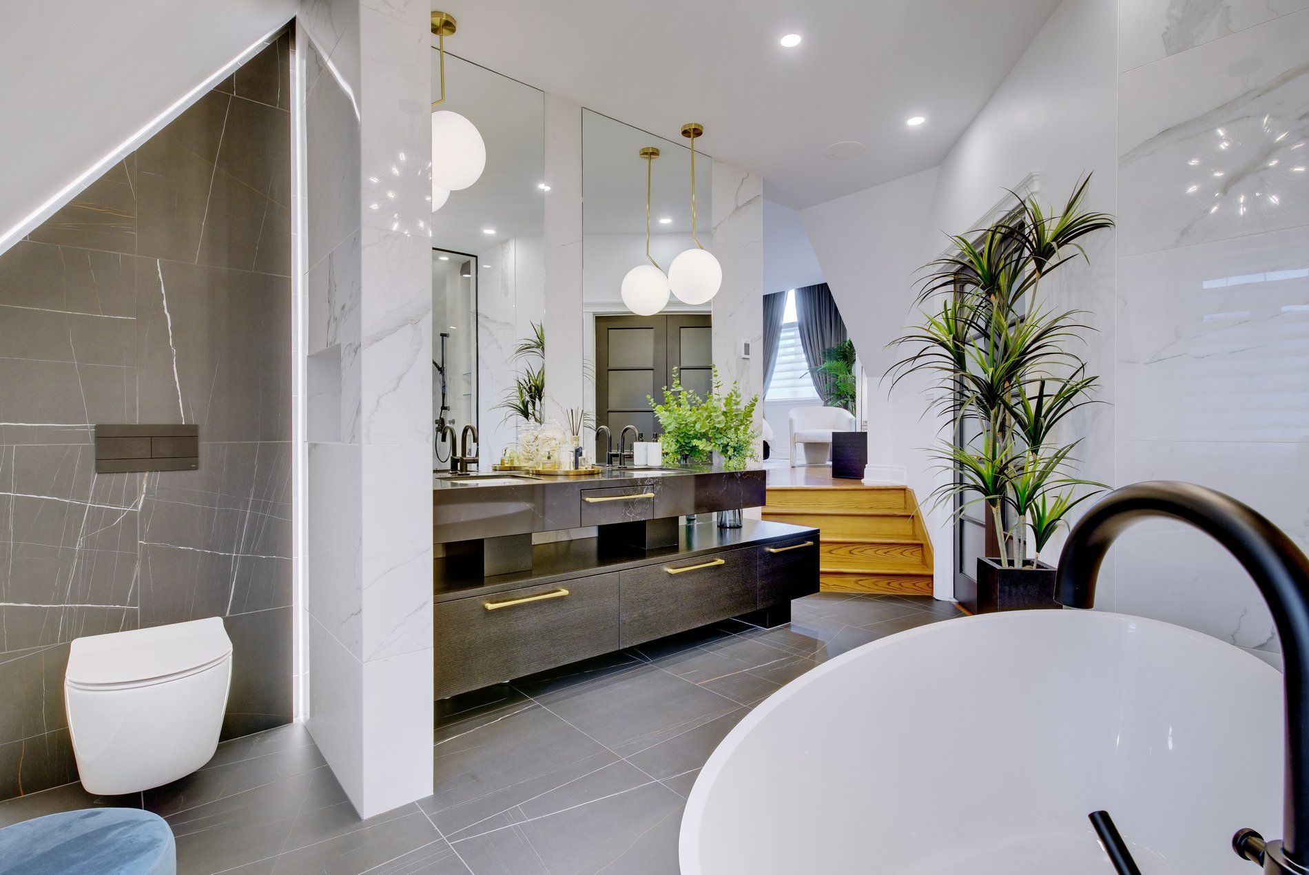 Une salle de bain avec deux lavabos , un WC et une baignoire.