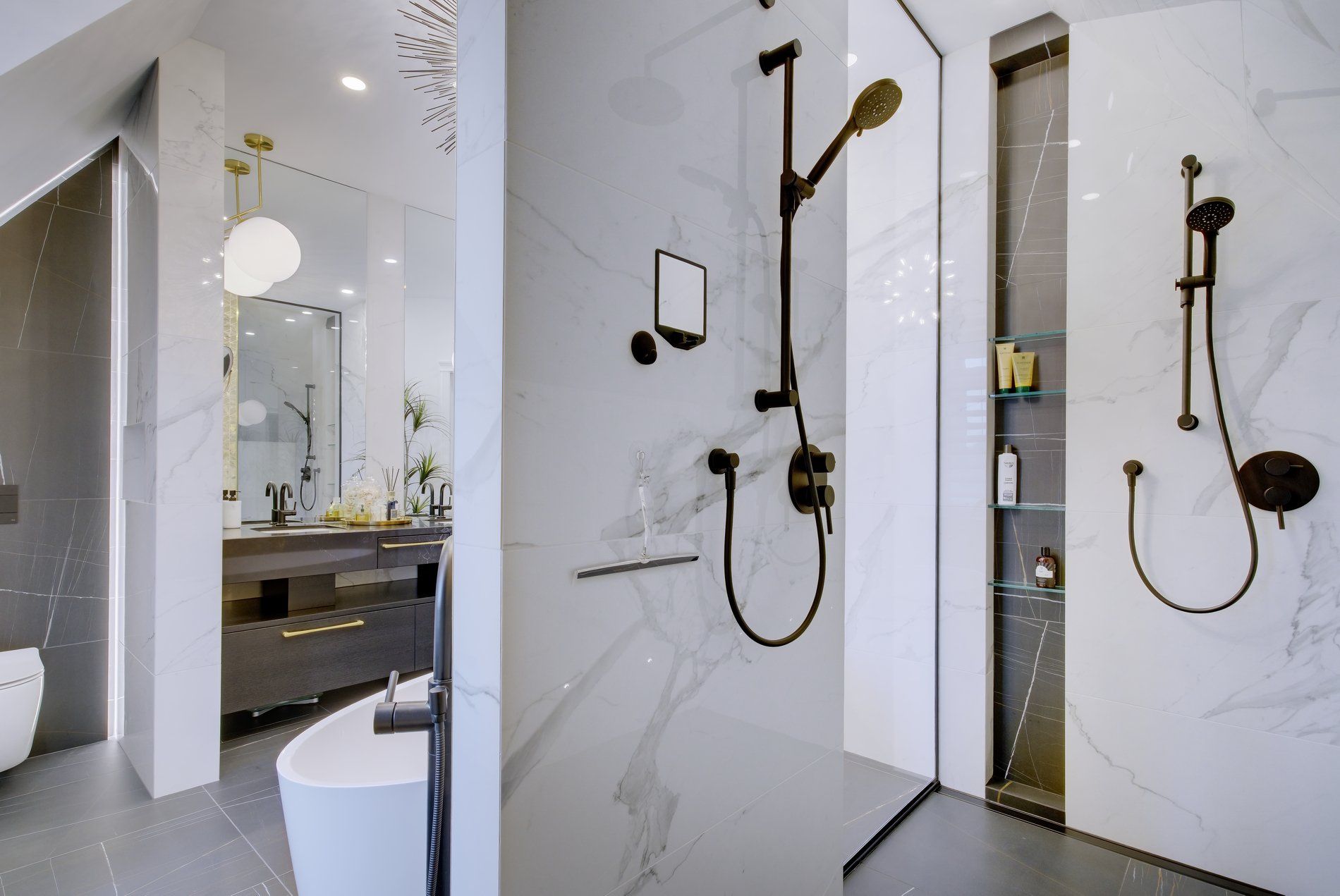 Une salle de bain avec WC , lavabo et douche.