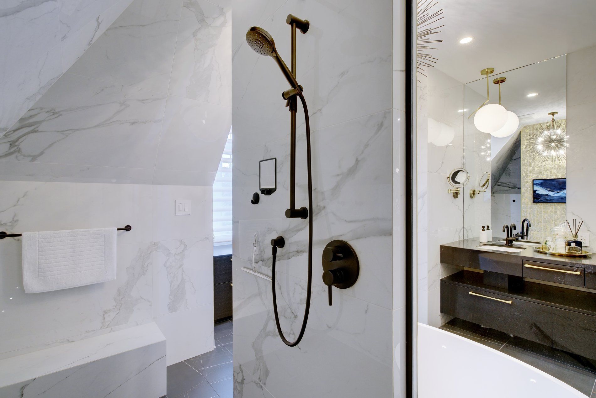 Une salle de bain avec douche à l'italienne et baignoire.
