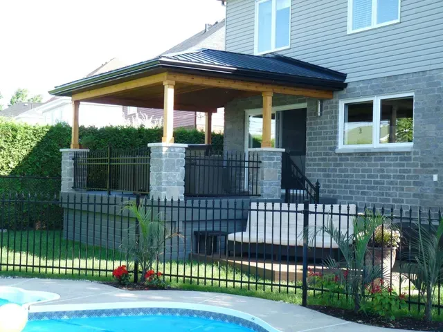 terrasse avec piscine extérieure