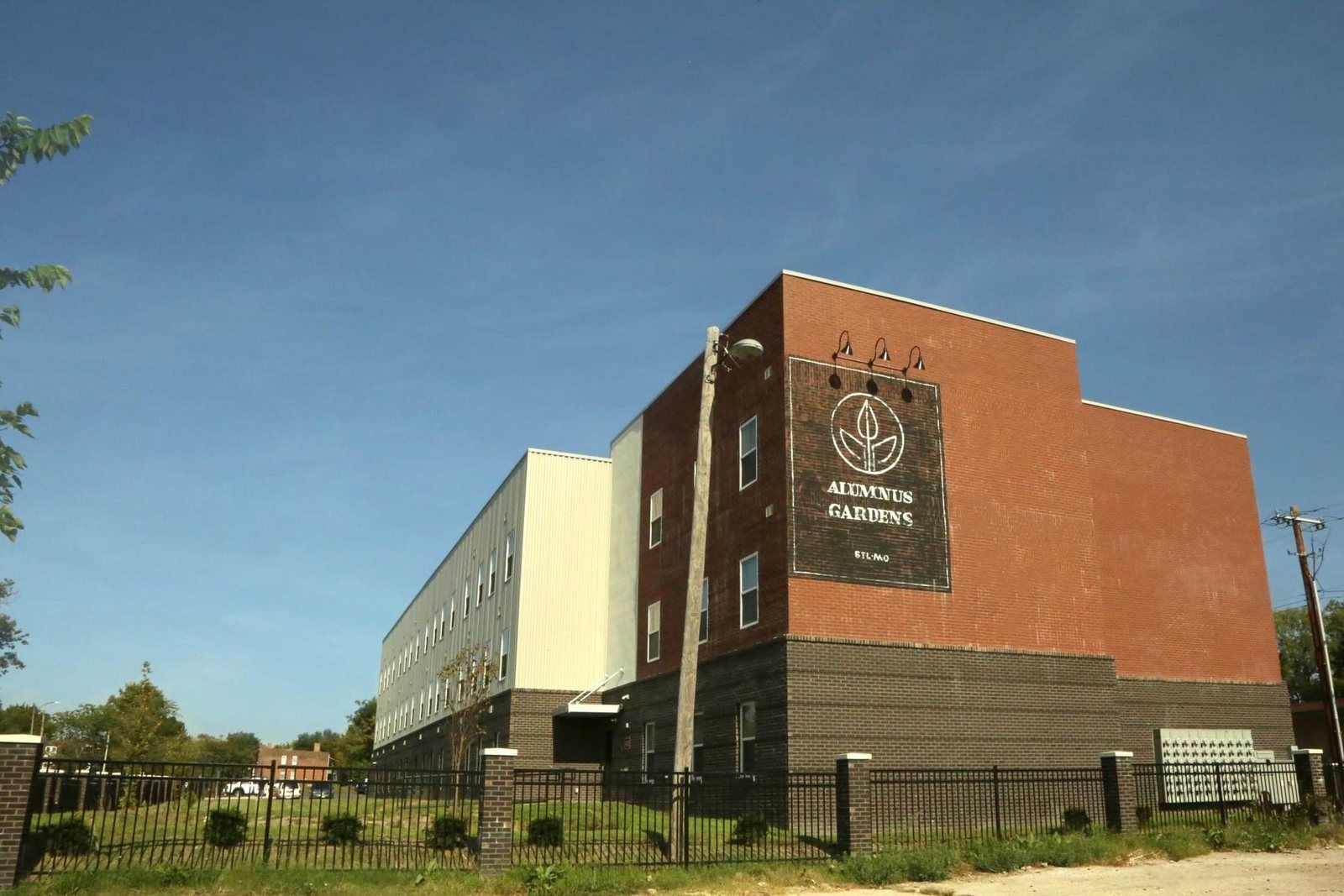 El edificio de Alumnus Gardens en The Ville, St. Louis, con su nombre en la fachada.