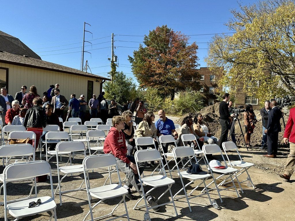 Invitados sentados en el terreno para la ceremonia de primera piedra de The Mabion, octubre de 2024.