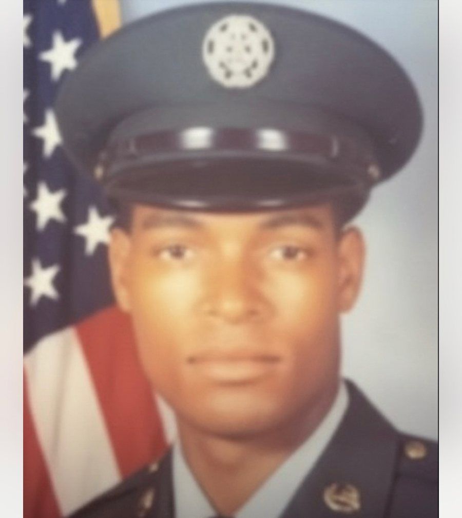 Fuerza Aérea de los Estados Unidos. Sirvió en apoyo de Operation Desert Shield y Operation Desert Storm, y a los 20 años fue nombrado Jefe de Dormitorio de la Honor Flight 048.