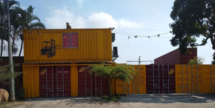 Container Solutions S.A.S. vehículos estacionados al lado de containers