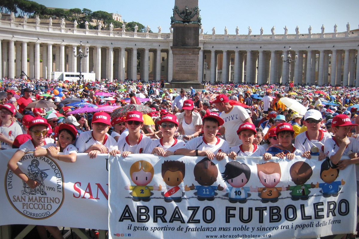 ABRAZO FUTBOLERO con CSI 
Roma, Vaticano, Piazza San Pietro - 7 giugno 2014
Gracias FRANCISCO ;