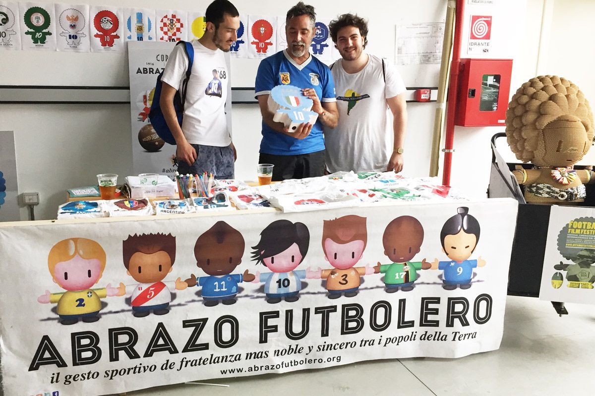 Un ABRAZO FUTBOLERO 
UN GRANDE SUCCESSO PER LA PRIMA KERMESSE CINEMATOGRAFICA DEDICATA AL CALCIO
Dal 25 al 27 maggio presso la Fabbrica del Vapore di Milano si è tenuto l’OFFSIDE FOOTBALL FILM FESTIVAL: kermesse internazionale di film e documentari sul calcio che ha visto più di duemila appassionati presenti.
