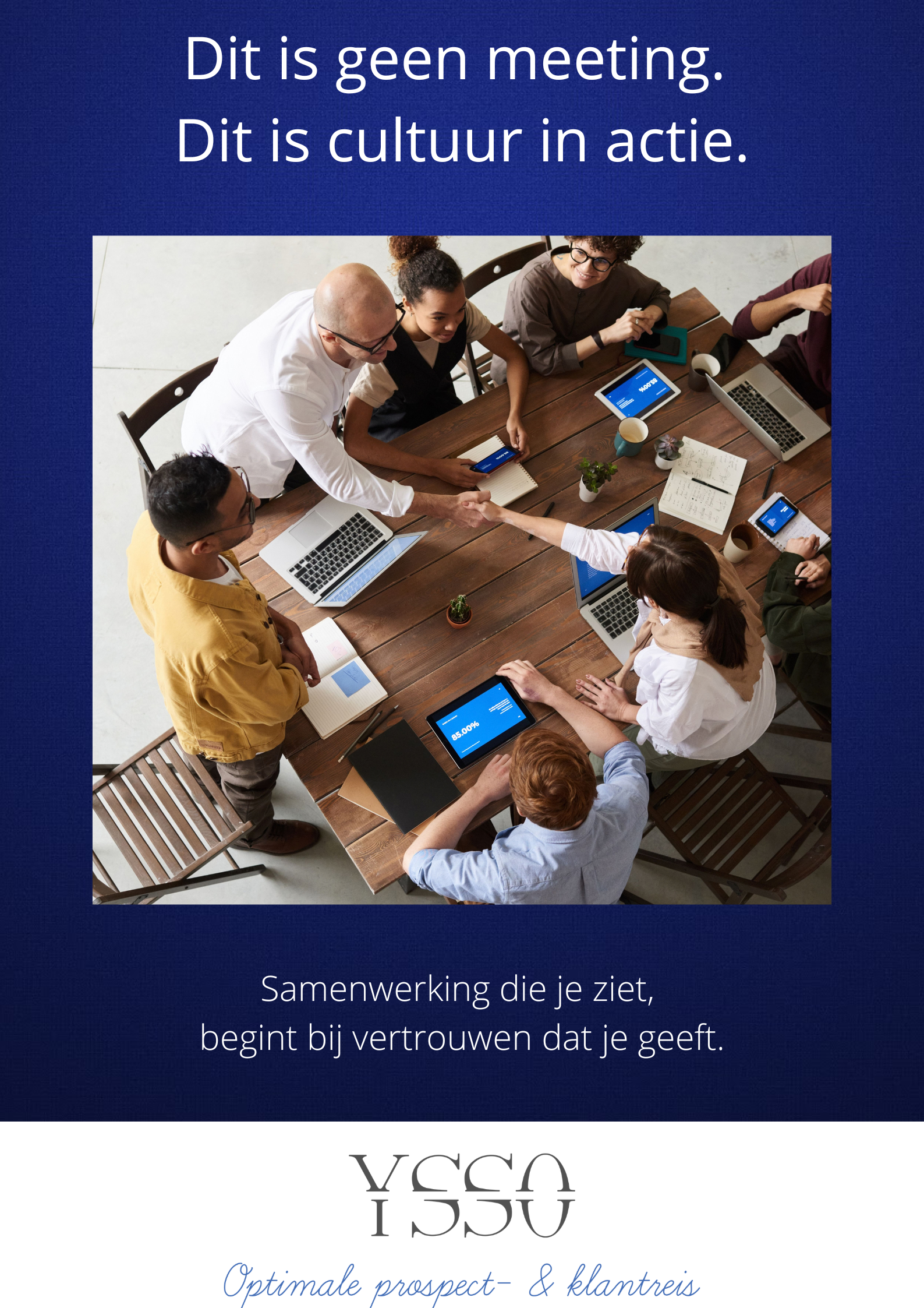 Close-up van collega's die de handen op elkaar leggen tijdens een meeting, als symbool voor commitment, samenwerking en vertrouwen.